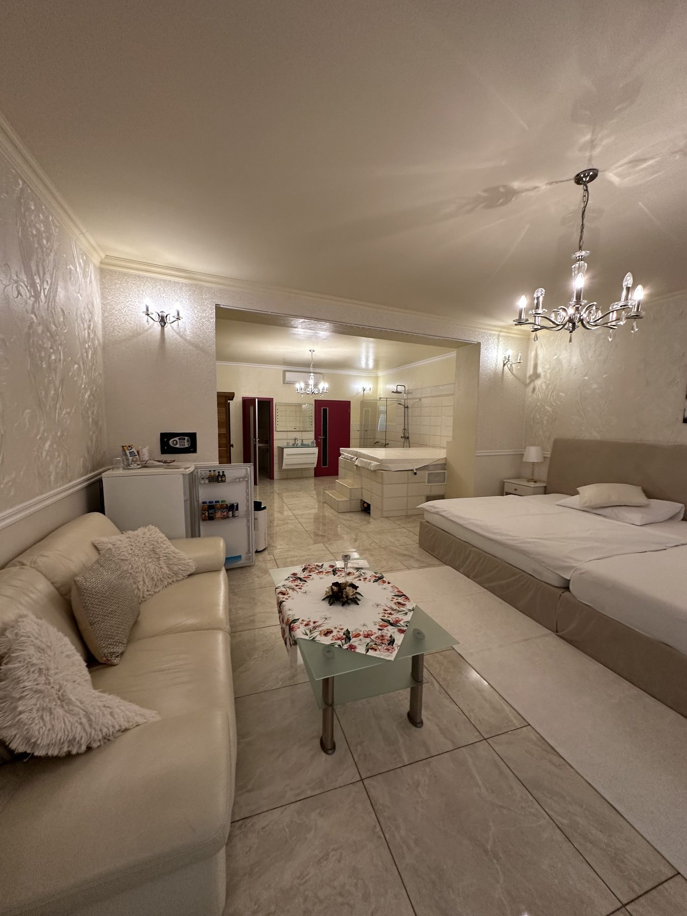 Prezidentské apartmá s wellness - sedací kout s minibarem