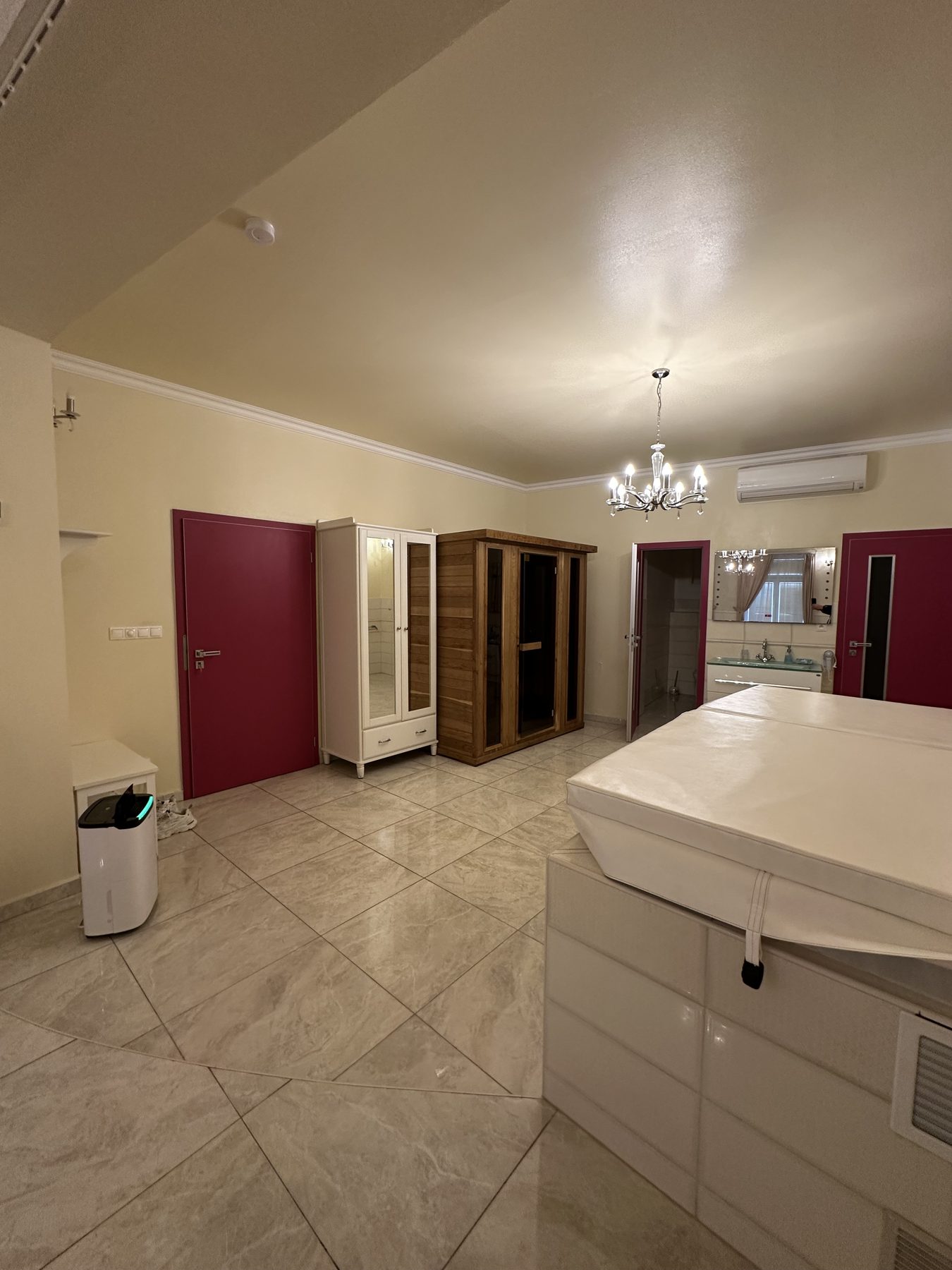 Prezidentské apartmá s wellness - sauna a masážní vana v koupelnové části