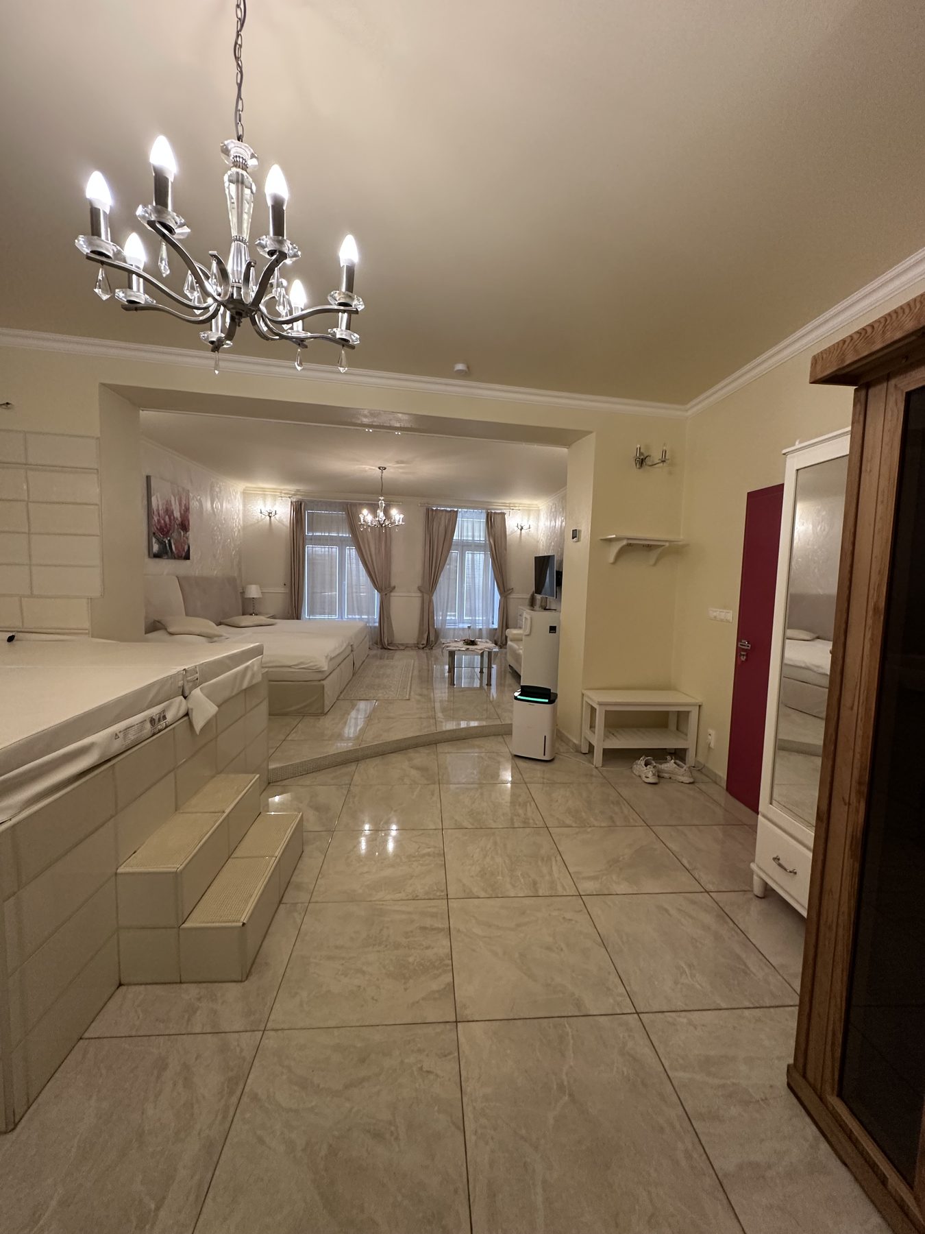 Prezidentské apartmá s wellness - masážní vana se schůdky a lůžková část